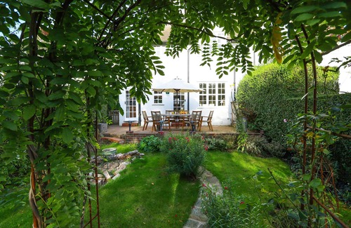 Garden Suburb House | Cheerful 3 bedroom luxury house with garden
