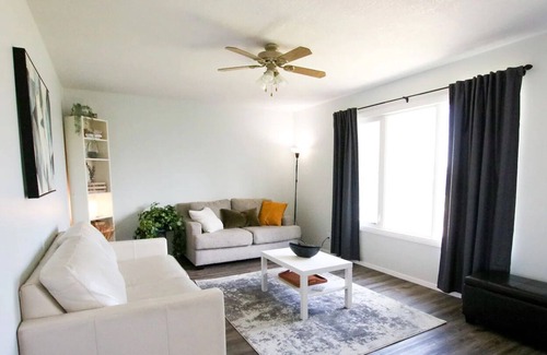 Cardston House | Cheerful 3 Bedroom Main Floor Private Suite Near Waterton