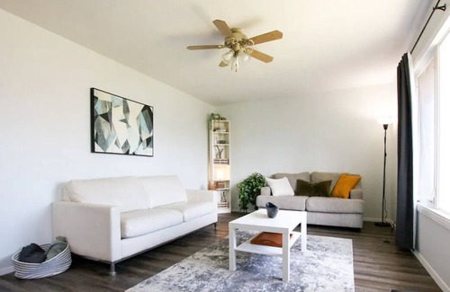 Cardston House | Cheerful 3 Bedroom Main Floor Private Suite Near Waterton
