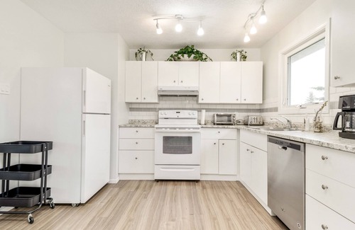 Cardston House | Cheerful 3 Bedroom Main Floor Private Suite Near Waterton