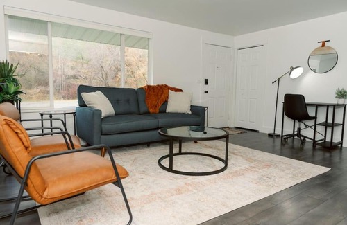 Logan Apartment | Cheerful 3 Bedroom near USU - Inspiring Memories