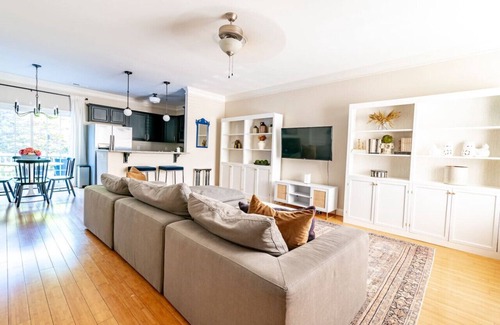 Lynchburg House | Cheerful 3-Bedroom Townhouse with King Bed