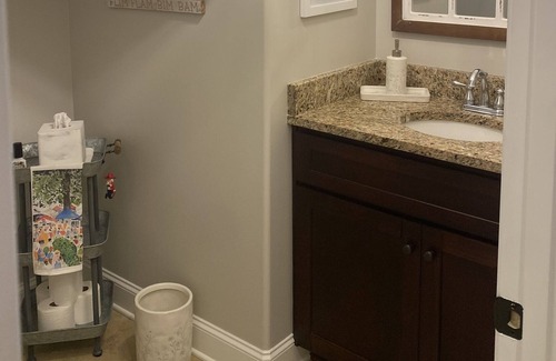 Oxford House | Cheerful 3 bedroom townhome, minutes from campus!