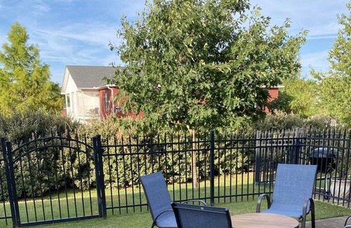 Oxford House | Cheerful 3 bedroom townhome, minutes from campus!