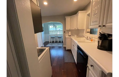 Battle Creek Cottage | Cheerful 3 Bedroom Cottage Getaway w/Lake Access