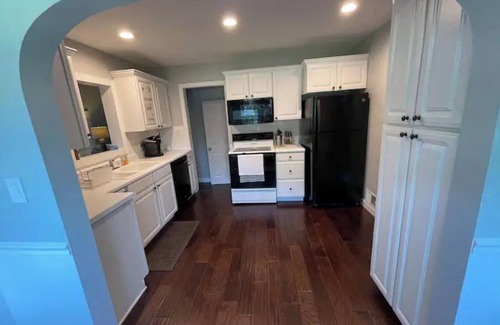 Battle Creek Cottage | Cheerful 3 Bedroom Cottage Getaway w/Lake Access