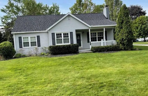 Battle Creek Cottage | Cheerful 3 Bedroom Cottage Getaway w/Lake Access