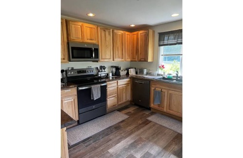 Clifton Park House | Cheerful 3 bedroom home close to everything!