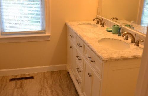 Fredericksburg House | Cheerful 3 bedroom home with a sauna and summer pool