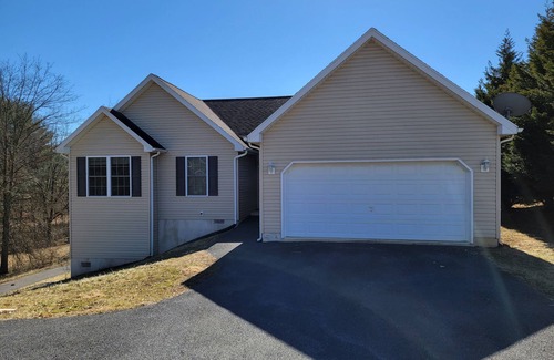 Martinsburg House | CHEERFUL 3-BEDROOM HOME IN MARTINSBURG