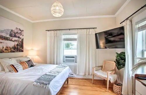 Northtown House | Cheerful 3 bedroom Villa with Backyard Oasis
