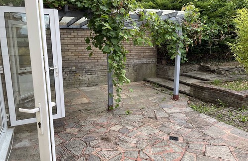 Luton House | Cheerful 3 Bedroomed house,with parking and free intern free