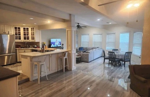 Nassau Bay House | Cheerful 3 bedrooms house with a pool -1 mn from Nasa - 5 -6 PEOPLE MAX