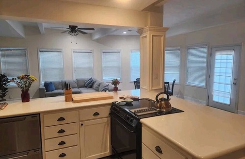 Nassau Bay House | Cheerful 3 bedrooms house with a pool -1 mn from Nasa - 5 -6 PEOPLE MAX