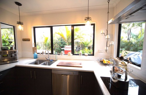 Papamoa Beach House | Cheerful 3 BR House Near The Beach Spa Tropical Garden