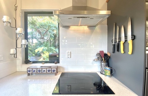 Papamoa Beach House | Cheerful 3 BR House Near The Beach Spa Tropical Garden