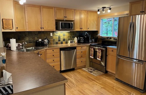 East Kootenay Cabin | Cheerful 3 bedroom cabin with indoor fireplace