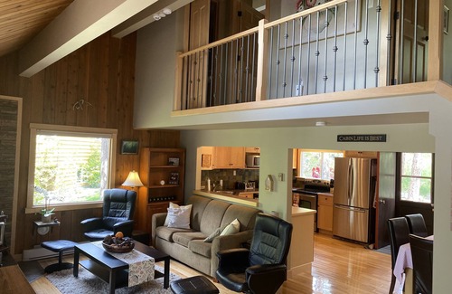 East Kootenay Cabin | Cheerful 3 bedroom cabin with indoor fireplace