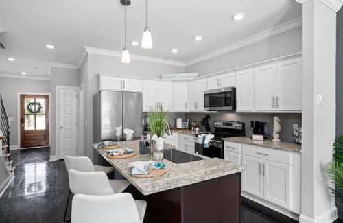 Clarksville Apartment | Cheerful 3bdrm with Beach Vibes, Slps 9, Spacious