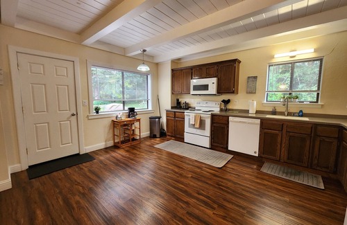 McKinleyville House | Cheerful 4-bedroom home in the woods