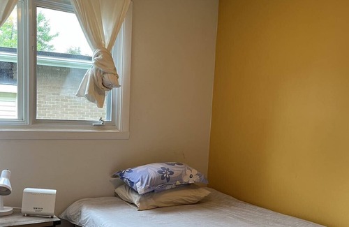 Brossard House | Cheerful 4-bedroom Bunglow with free parkings and best location