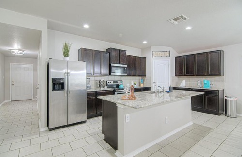 Solana Ridge House | Cheerful 4 bedroom close to Lackland , Sea world