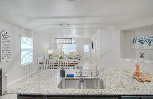 Solana Ridge House | Cheerful 4 bedroom close to Lackland , Sea world