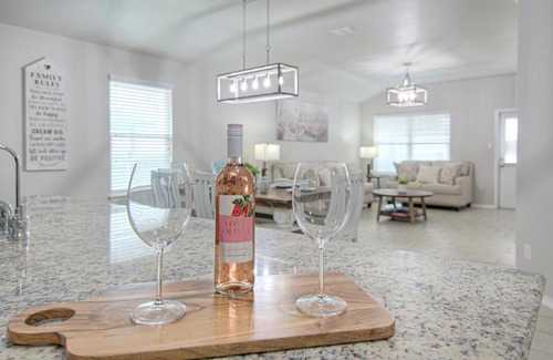 Solana Ridge House | Cheerful 4 bedroom close to Lackland , Sea world