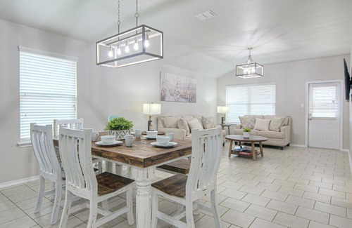 Solana Ridge House | Cheerful 4 bedroom close to Lackland , Sea world