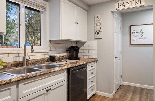 Evergreen House | Cheerful 4 bedroom home one level with hot tub and park like feel