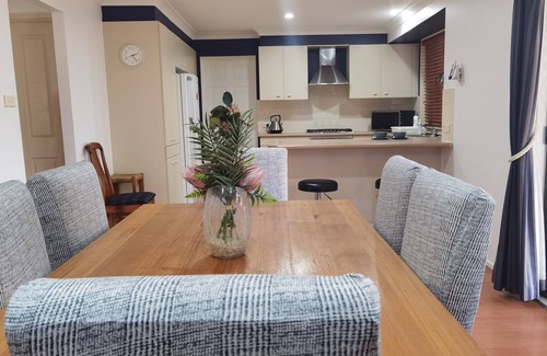 Nicholls House | Cheerful 4-bedroom home with natural backyard
