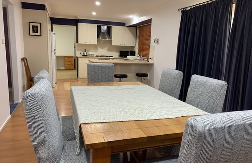 Nicholls House | Cheerful 4-bedroom home with natural backyard