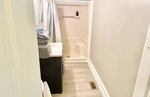 Piqua House | Cheerful 4-bedroom home that sleeps 9