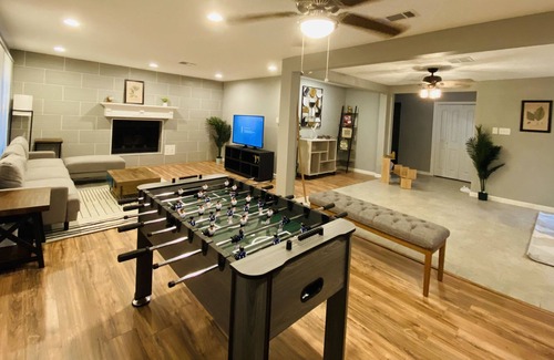 Houston House | Cheerful 4 bedroom home that sleep 14 in Houston