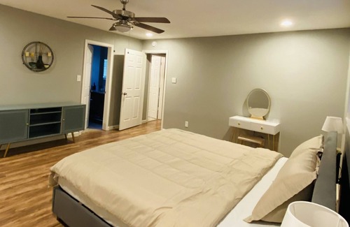 Houston House | Cheerful 4 bedroom home that sleep 14 in Houston
