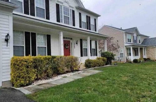 Waldorf House | Cheerful 4 bedroom home with fireplace.nn