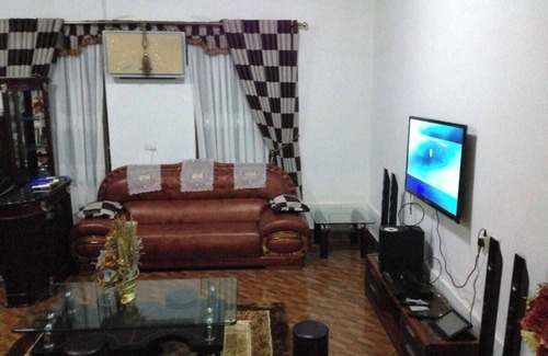 Oyibi Apartment | Cheerful 4 bedroom home with fire pitnn