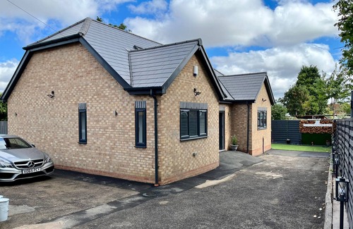 Cradley Villa | Cheerful 4 Bedroom Luxury house with free parking