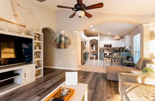 Riverview House | Cheerful 4 Bedroom Salt Water Heated Pool & Spa