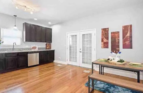Washington Park House | Cheerful 4 bedroom smart home w/indoor fireplace
