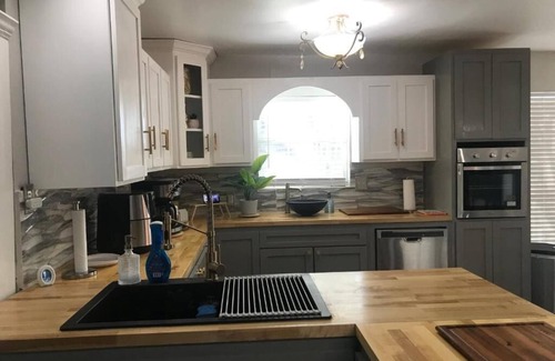 Brownsville House | Cheerful 4-bedroom with pool, Gazebo, Nature Lovers, SPACE-X, SPI, City Center