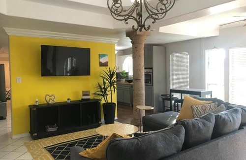 Brownsville House | Cheerful 4-bedroom with pool, Gazebo, Nature Lovers, SPACE-X, SPI, City Center
