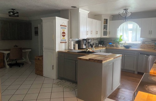 Brownsville House | Cheerful 4-bedroom with pool, Gazebo, Nature Lovers, SPACE-X, SPI, City Center