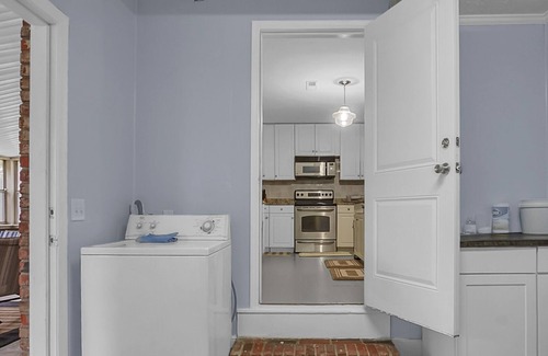 Goose Creek House | Cheerful 4 bedroom house with back porch
