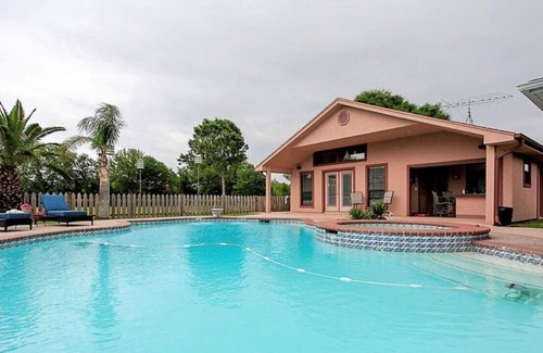 Stowell Villa | Cheerful 4 bedroom villa with pool