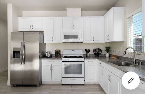 Elk Grove House | cheerful 4 bedroom with beautyfull back yard