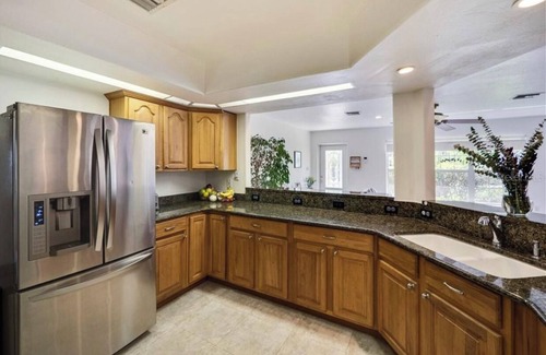 Fairvilla House | Cheerful 4-bedroom with large and lush backyard