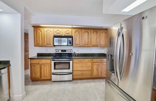 Fairvilla House | Cheerful 4-bedroom with large and lush backyard