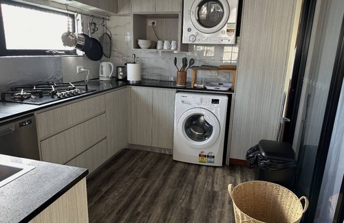 Kingswood House | Cheerful 4 Bedrooms with Free Parking