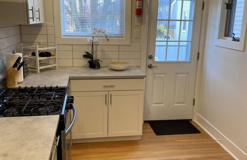 Bridgeport House | Cheerful 4 bedrooms residential house.